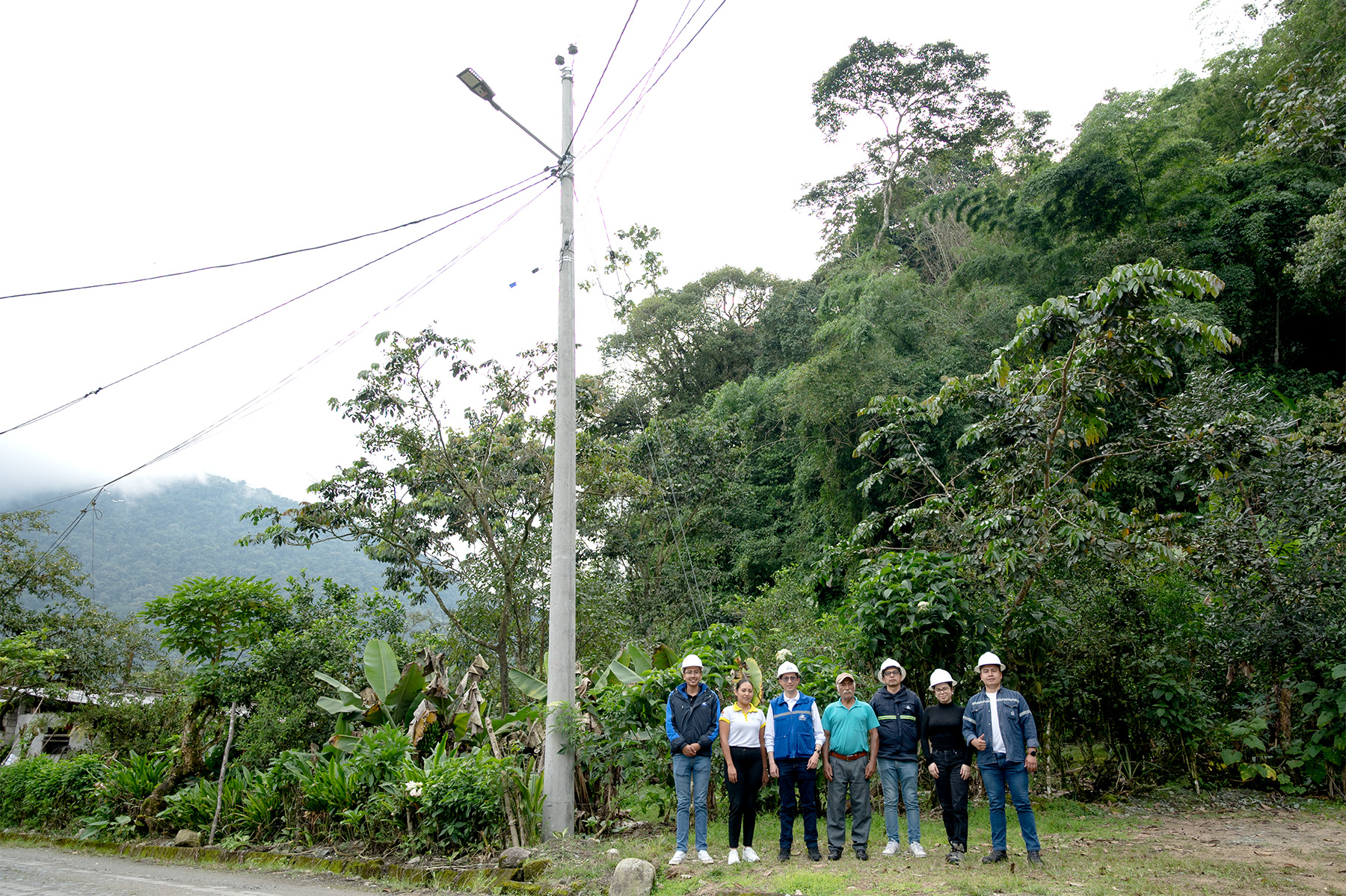 70 FAMILIAS DE RÍO NEGRO DEL CANTÓN BAÑOS, SE BENEFICIAN CON OBRAS ELÉCTRICAS