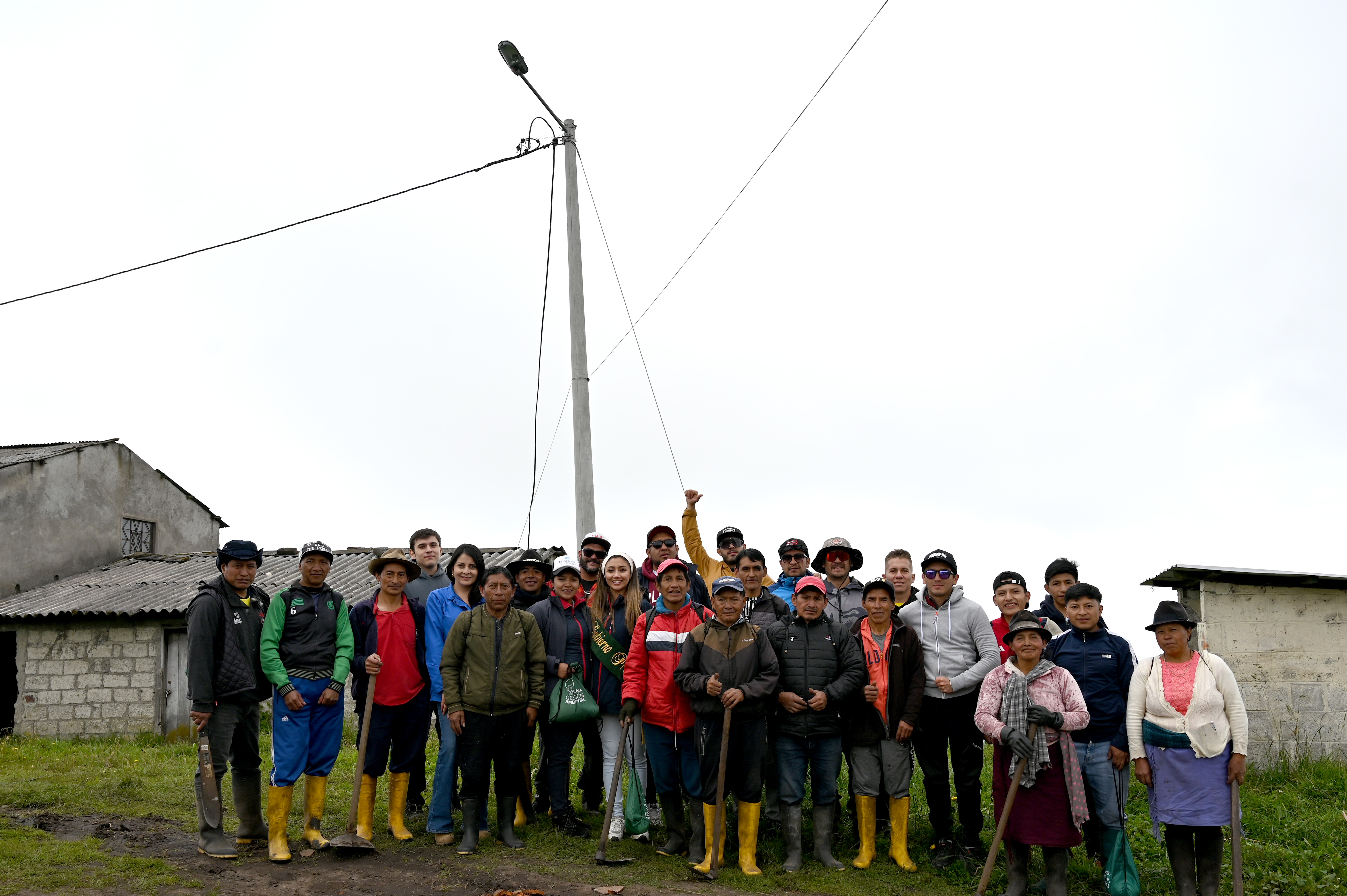 AMBATO EN ACCIÓN DESARROLLÓ SU TERCERA JORNADA AMBIENTAL EN AMBATILLO ALTO: REFORESTACIÓN Y ADECUACIÓN DE SENDEROS