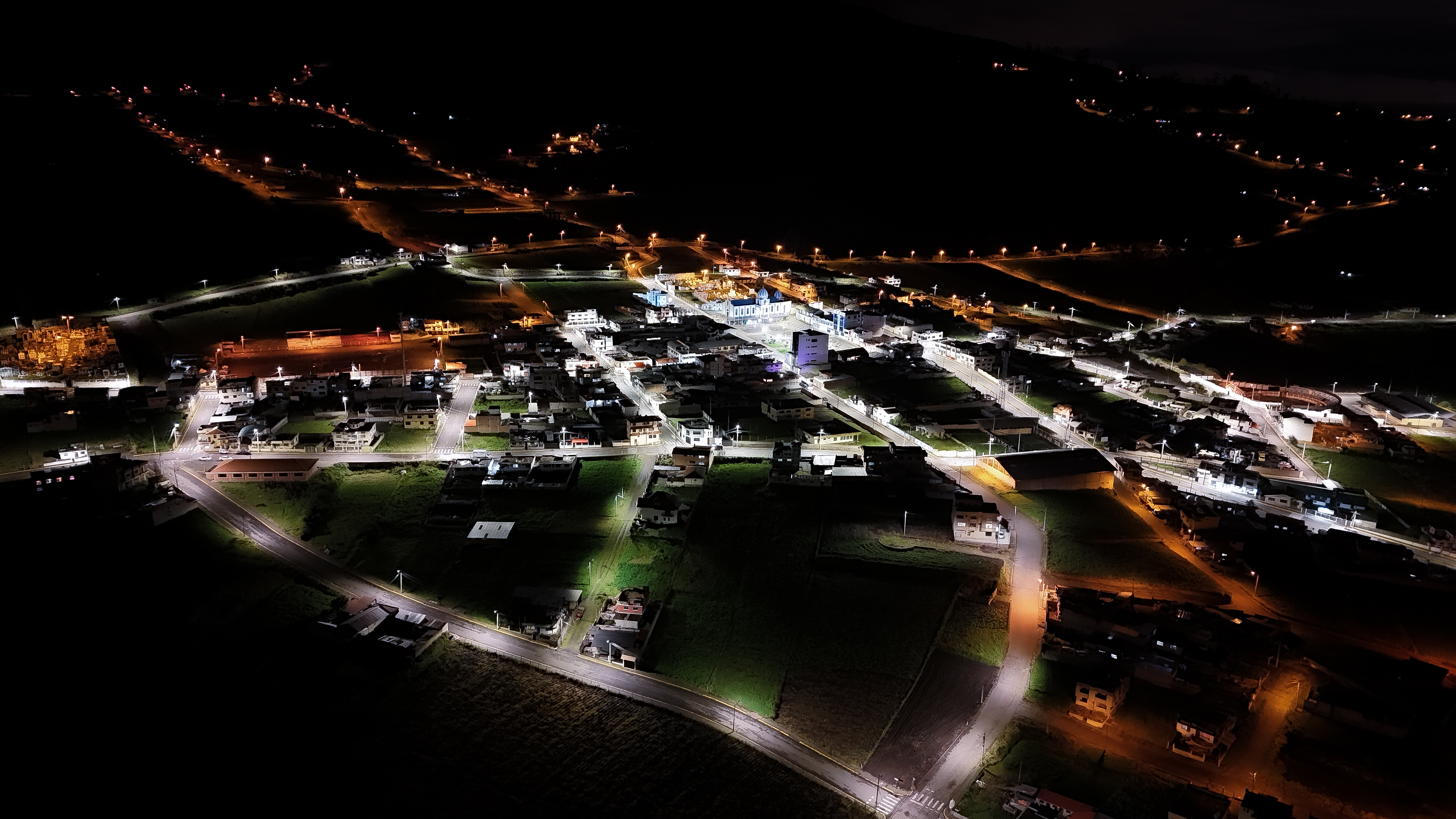 MODERNIZACIÓN DEL ALUMBRADO PÚBLICO CON TECNOLOGÍA LED BENEFICIA A LOS HABITANTES DEL CANTÓN MOCHA 