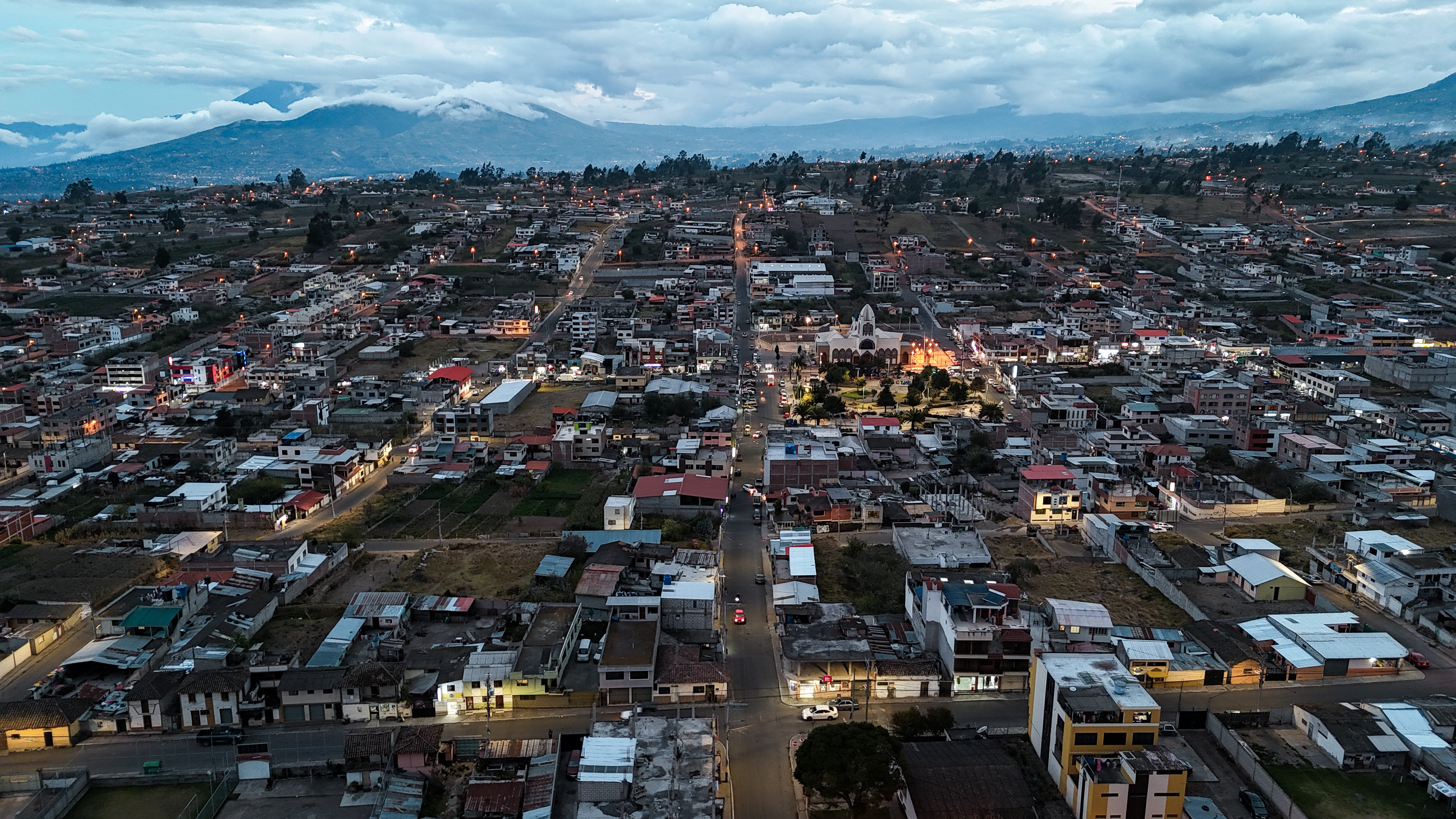 ALUMBRADO PÚBLICO MODERNO PARA  SANTA ROSA – AMBATO