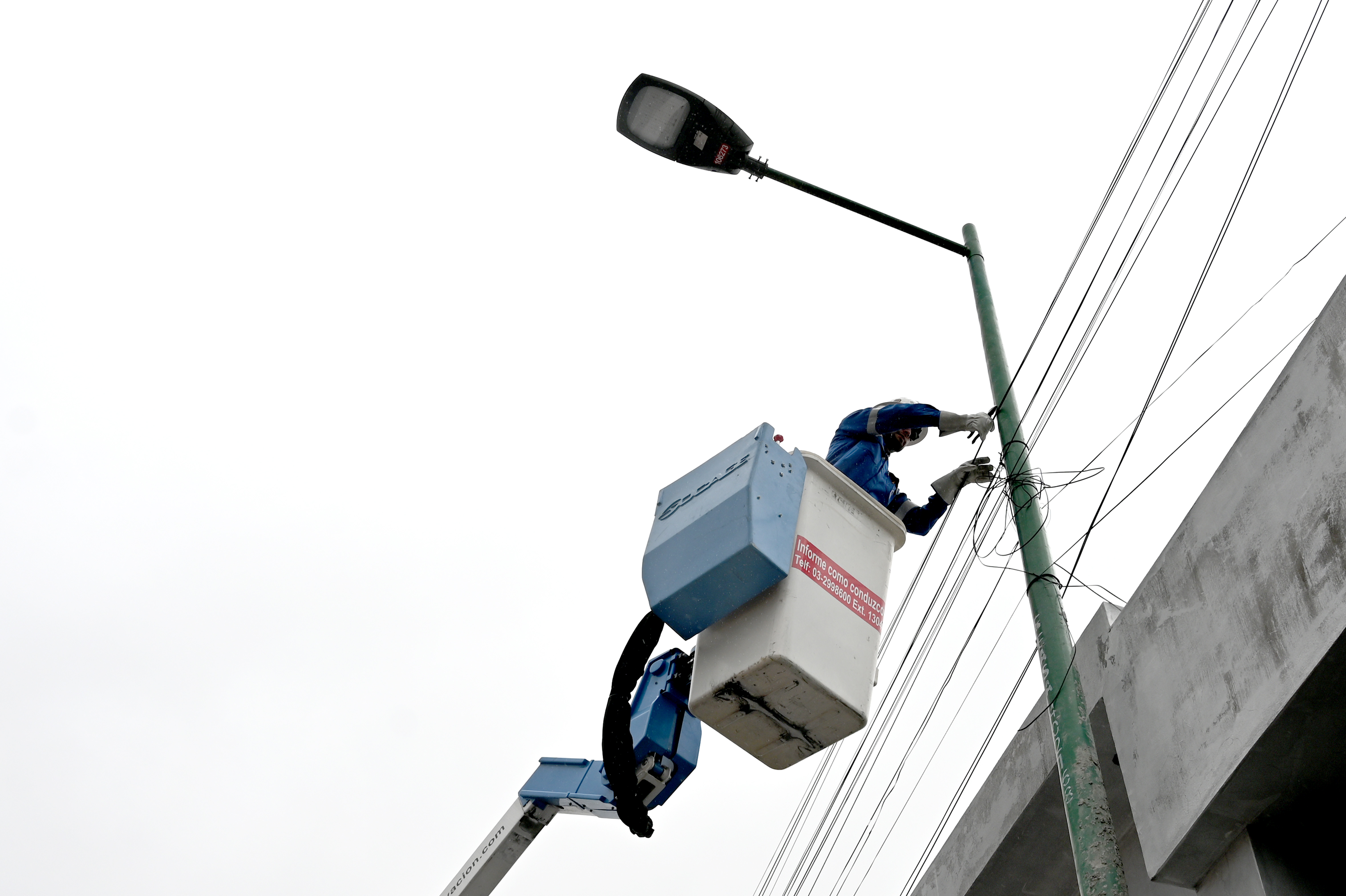 LA EEASA RETIRA CABLEADO AÉREO EN ZONAS DE TUNGURAHUA QUE CUENTAN CON SISTEMAS DE SOTERRAMIENTO DE REDES
