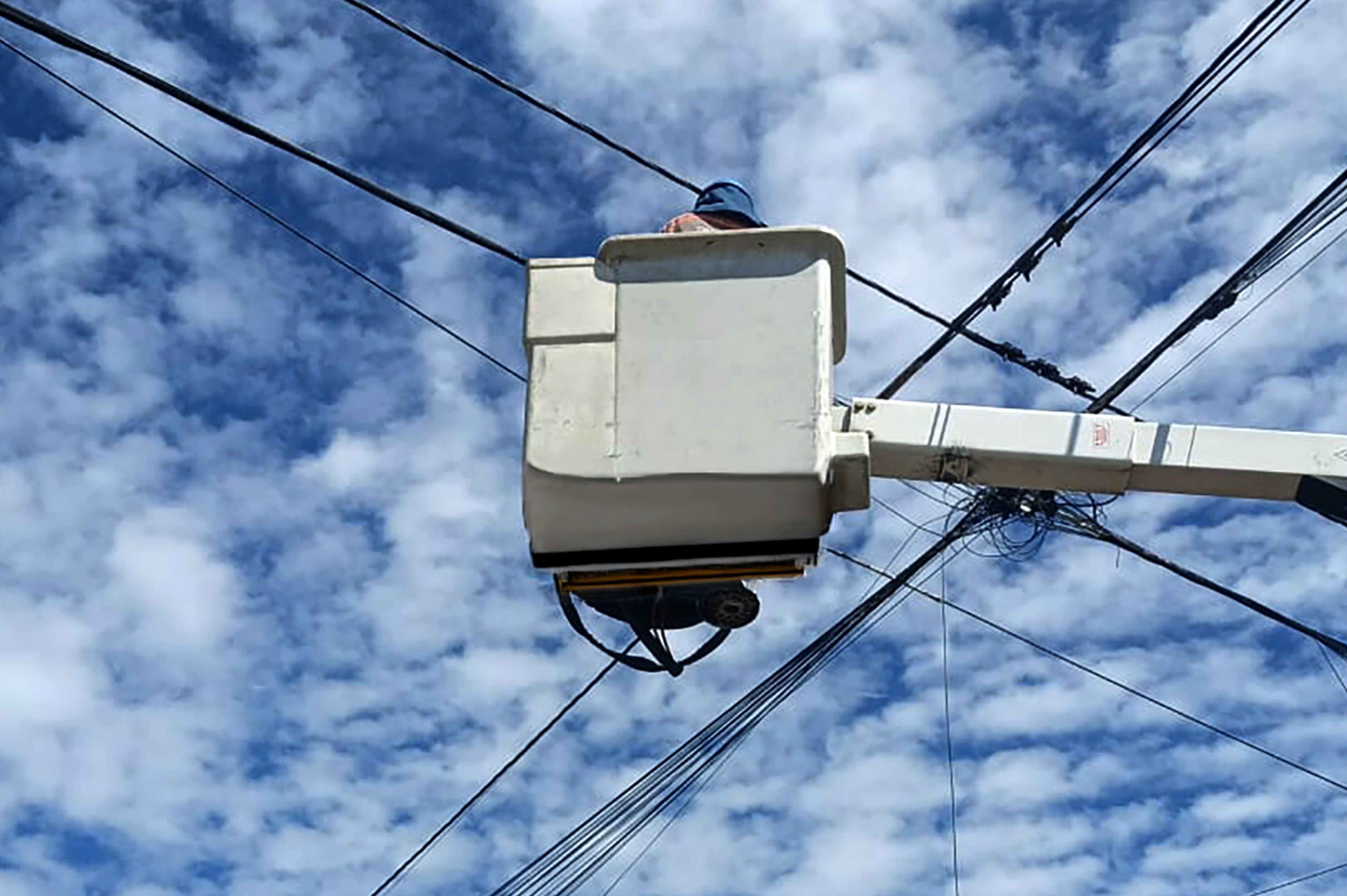 LA EEASA AVANZA CON LA LIMPIEZA DE CABLEADO DE TELECOMUNICACIONES EN DESUSO